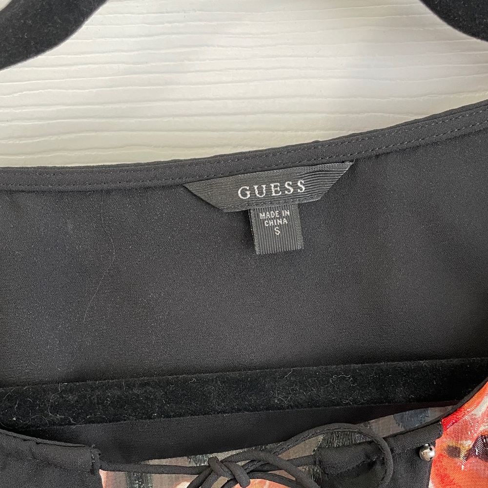 Beautiful GUESS Blouse/Top - Picture 3 of 4